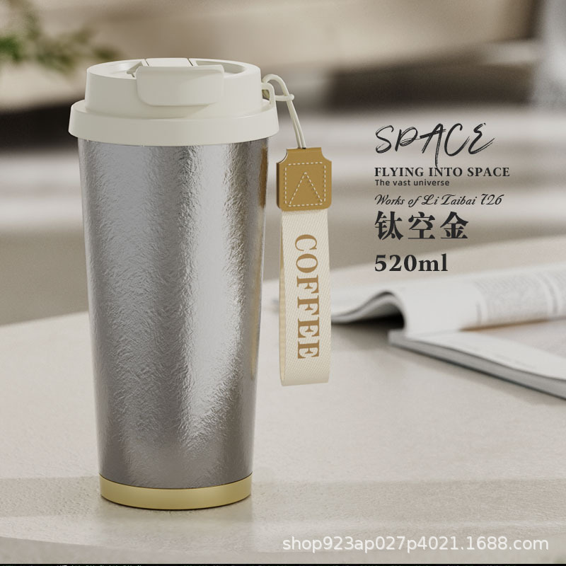 Taza de cristal blanco con base dorada