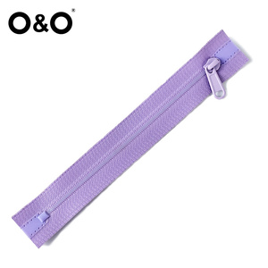 O & o-oem מותאם אישית גודל לוגו מים עמיד למים רוכסן גליל פלסטיק ניילון עמיד למים דלת רוכסן