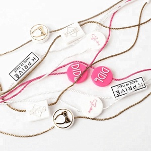 Etiqueta de la fábrica de cuerdas de nombre personalizado Logotipo de plástico etiqueta sello de fijación para accesorio de la ropa - Product Image 2