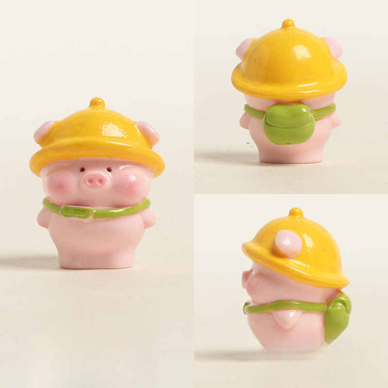 Un cerdito rosa con una mochila verde.