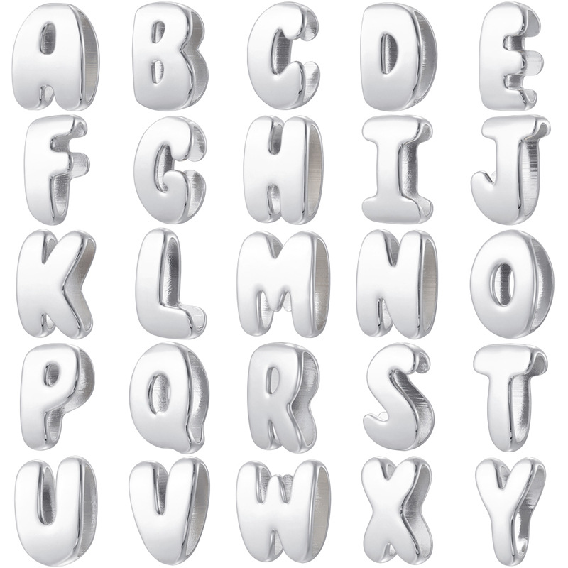 Perles à trou droit en or blanc, petites lettres.