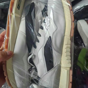 中国のバルクストアクリアランス価格メンズシューズ新しいスタイルメッシュ厚底ファッションランニング中古靴スニーカー
