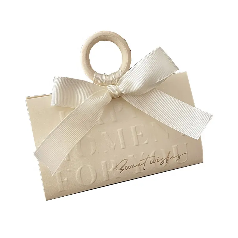 Çevre dostu kabartmalı özel logo düğün iyilik hediye şekerler ambalaj şampanya rengi kağıt kutuları çanta ile konuk için şerit