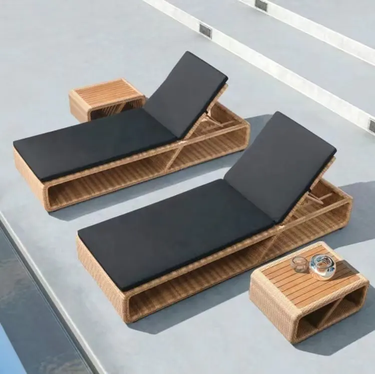 เก้าอี้อาบแดดกลางแจ้งทำจากไม้ในสวนพักผ่อนสระว่ายน้ำโรงแรมโรงแรมทันสมัยกันน้ำชายหาดหรูหรา