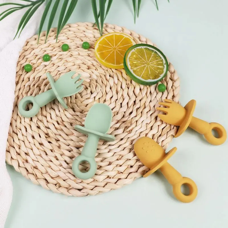 Juego de cucharas y tenedores de silicona personalizados para bebé, ODM OEM, tenedor y cuchara para bebé, alimentación de viaje para niños