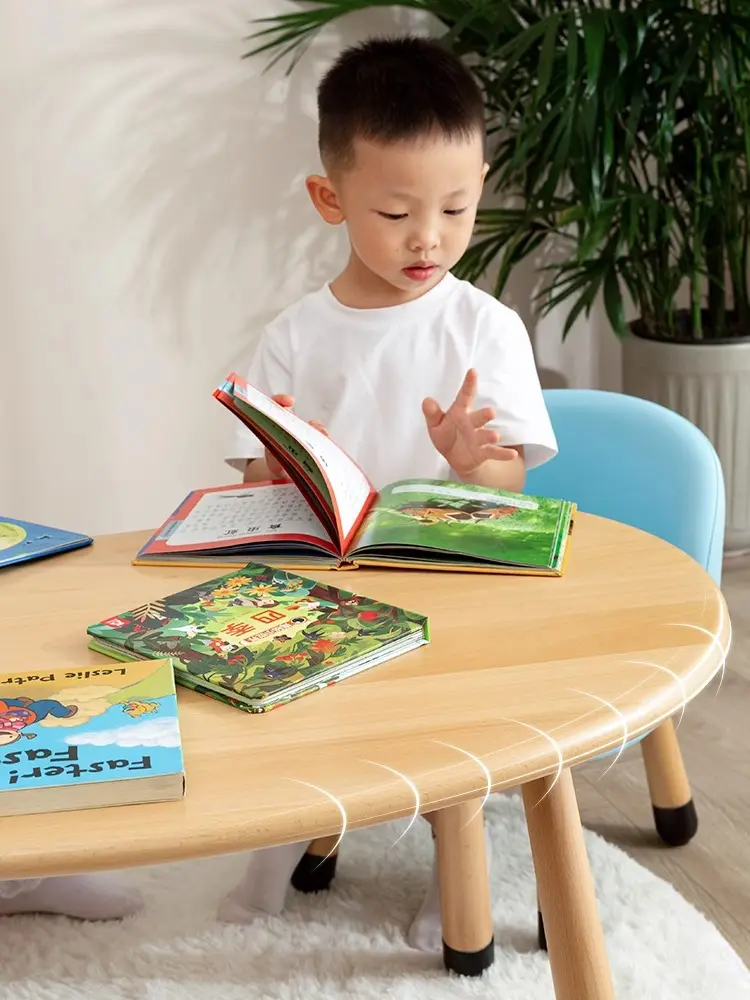 Bureau d'étude en bois d'enfants de couleur naturelle avec la table en bois de protections antidérapantes pour des enfants