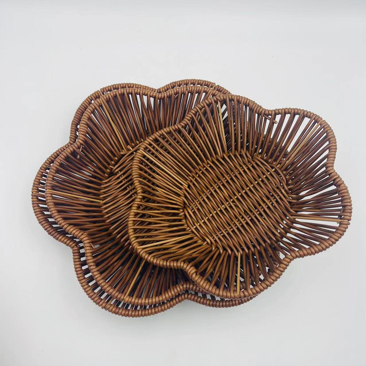 Cesta de ratán con flores de seis pétalos color caramelo