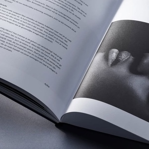 หนังสือรุ่นพิเศษคุณภาพงานพิมพ์ตามสั่งขอบฉีดพ่นสำหรับผู้จัดพิมพ์ผู้แต่ง