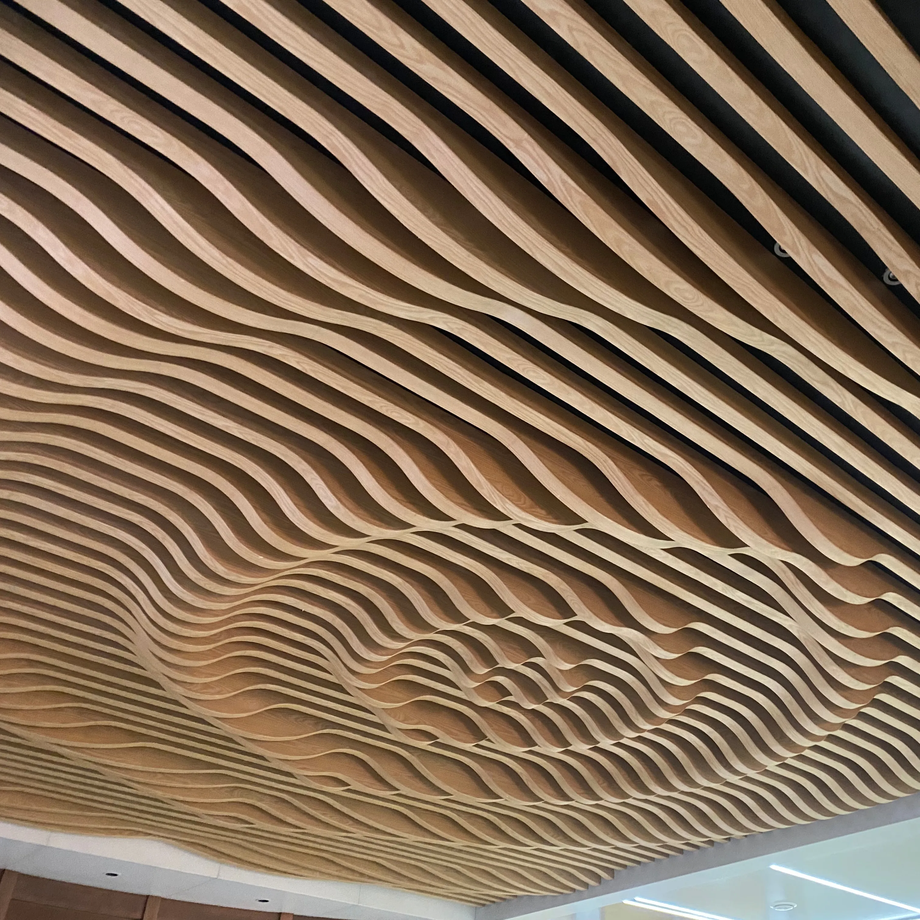 Plafond intérieur pop incurvé en aluminium conçoit la décoration spéciale de plafond de vague