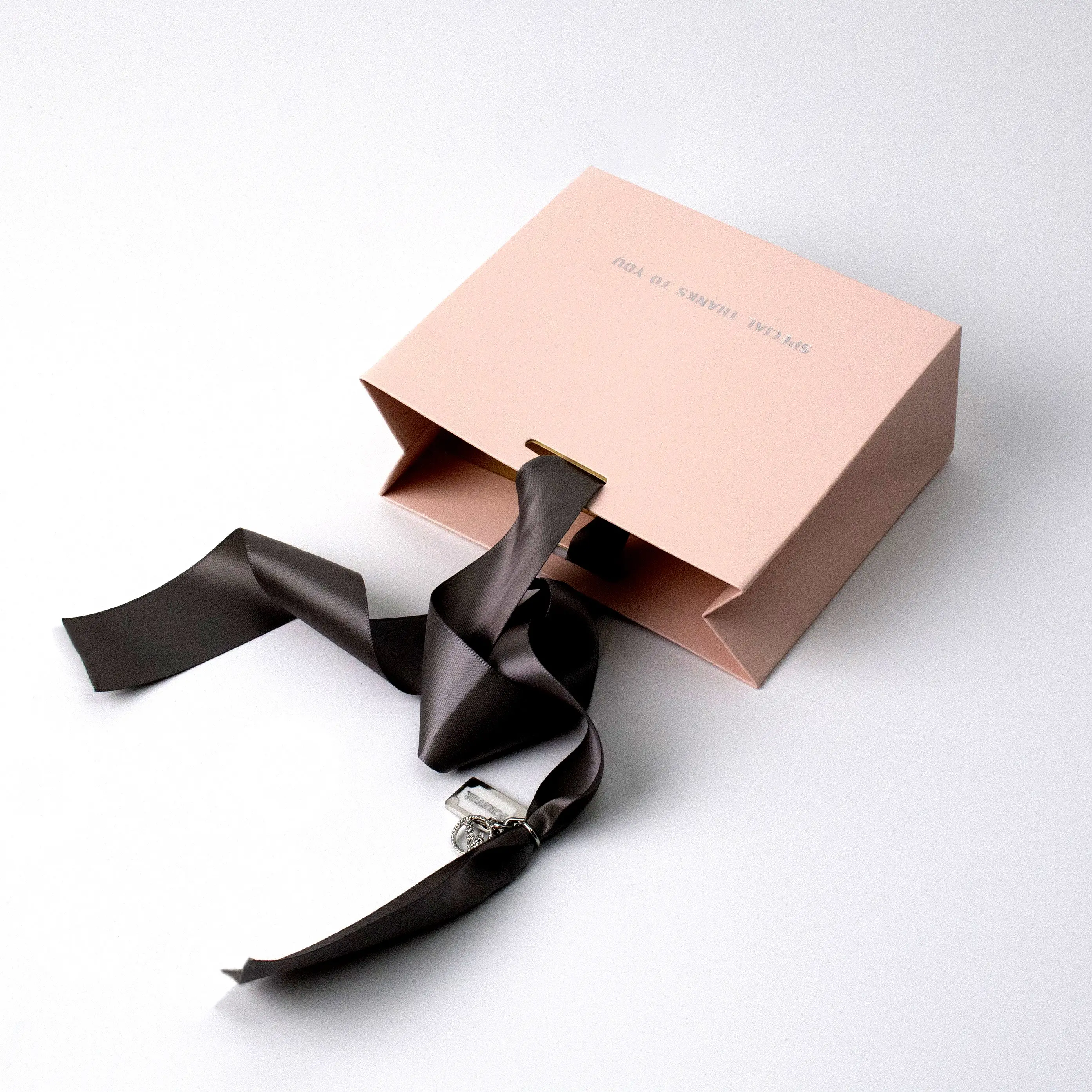 Großhandel Luxus benutzer definierte Logo gedruckt kosmetischen Schmuck Hochzeit Boutique Geschenk rosa Papier Einkaufstasche mit Griffen