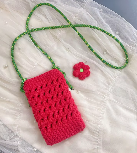 Broche fleur, finition rouge rosé.