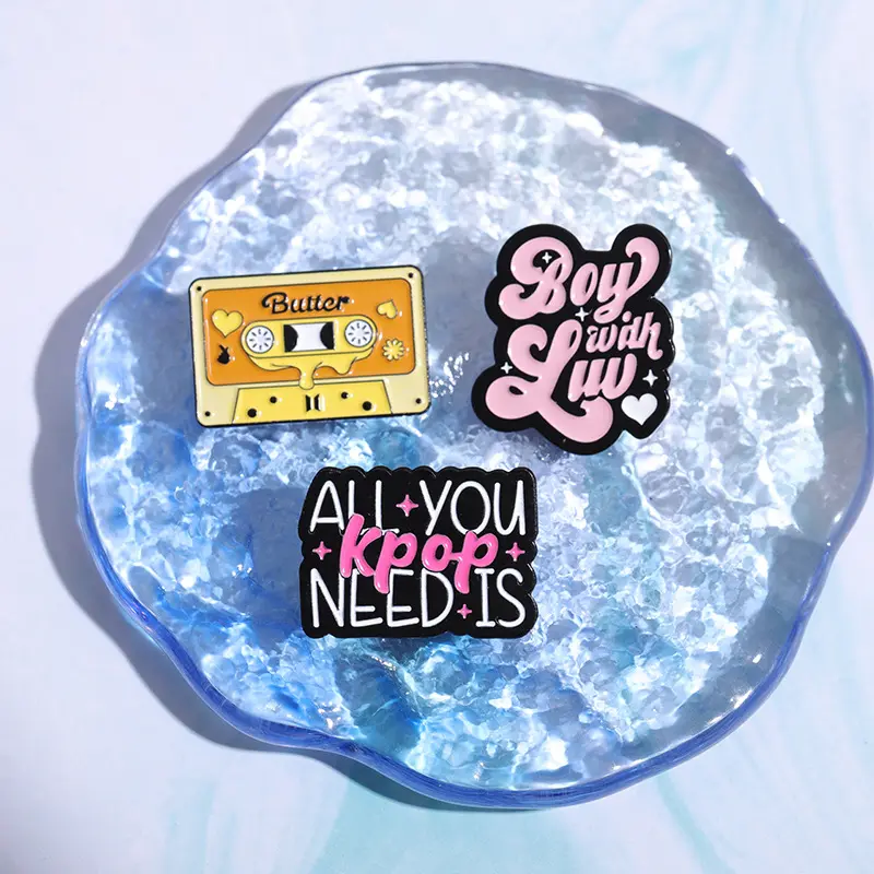 Pins de esmalte de letras de cinta musical todo lo que necesitas Kpop son broches insignias de solapa regalo de joyería para niños amigos