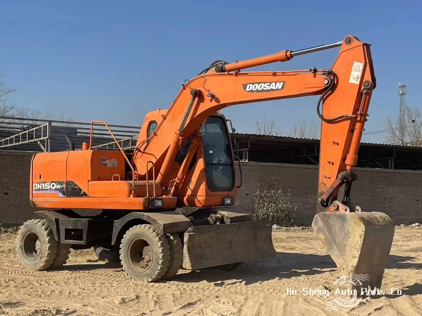 Kullanılmış inşaat makineleri tekerlekli ekskavatör kullanılmış Doosan DH150W-7 paletli ekskavatör ile yepyeni çekiç ve kova