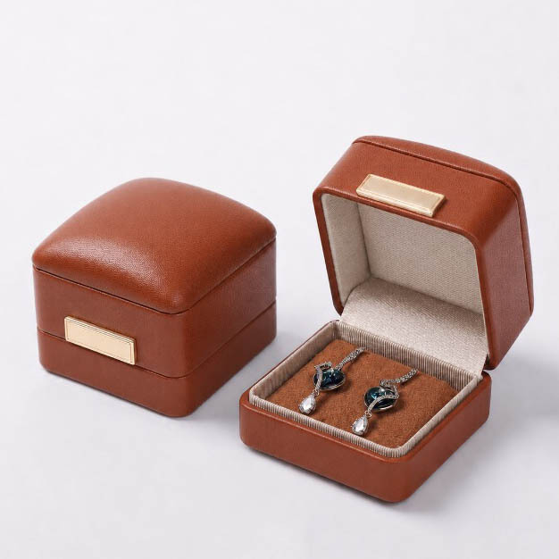 boîte à boucles d'oreilles café clair