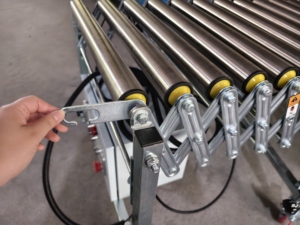 Máquina transportadora de rodillos Flexible extensible de gravedad ajustable portátil Precio bajo para cargar y descargar carga - Product Image 6