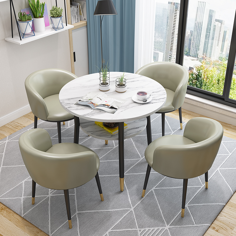 Silla con patas de cuero negro y dorado, una silla gris claro