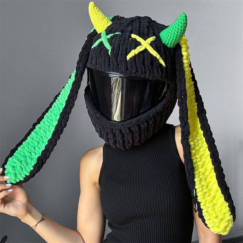Orejas de conejo con cuernos en negro, amarillo y verde.