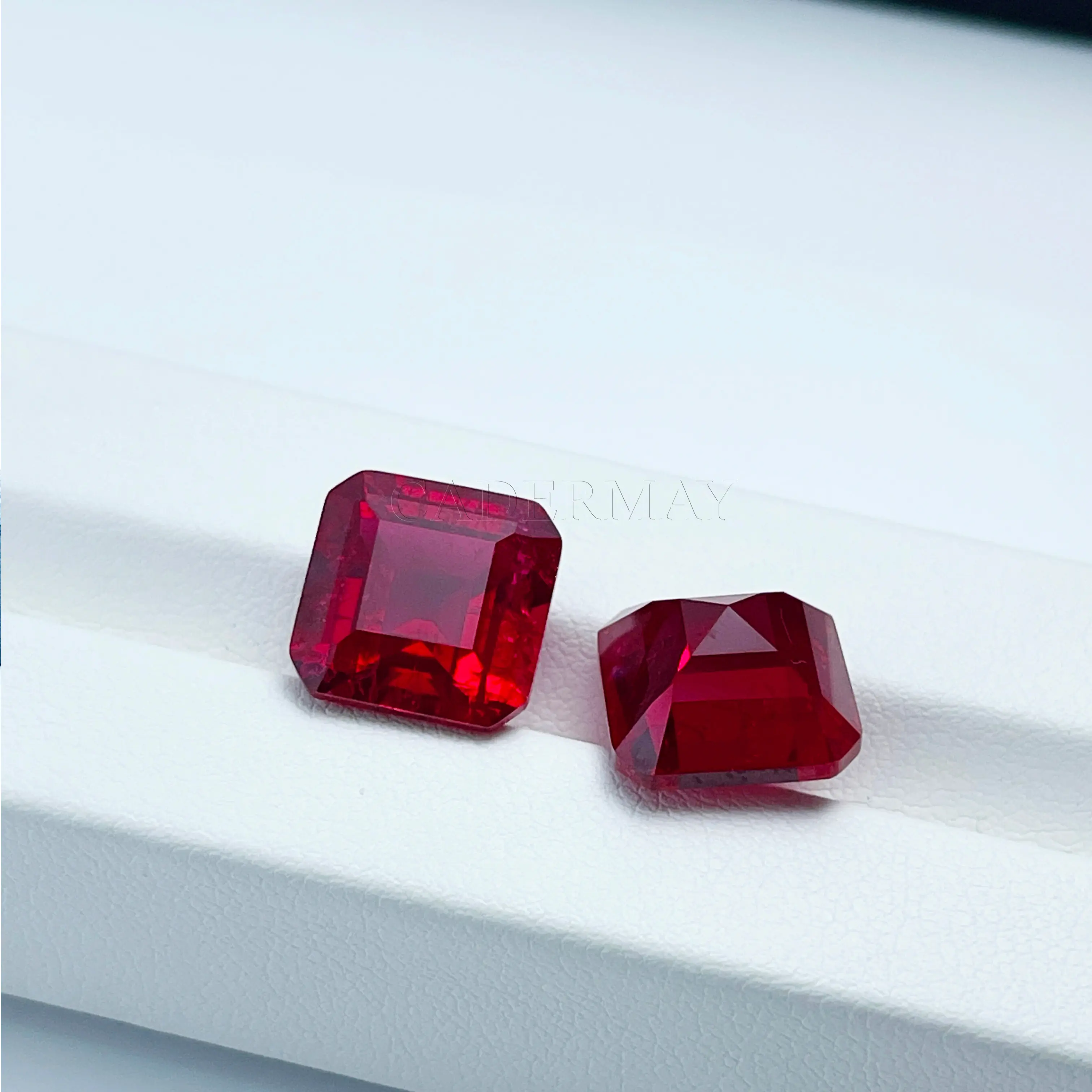 Großhandel synthetischer Ruby Edelstein Vierkant-Auskenner 4 × 4 mm × 12 × 12 mm Labor erstellter Ruby lockerer Stein mit kleinen Rissen und Einschlussen