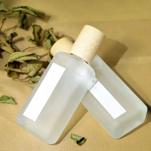 Özelleştirilmiş 30 ml 50 ml 100 ml buzlu düz kare boş lüks ahşap kapak cam parfüm şişesi - Product Image 3