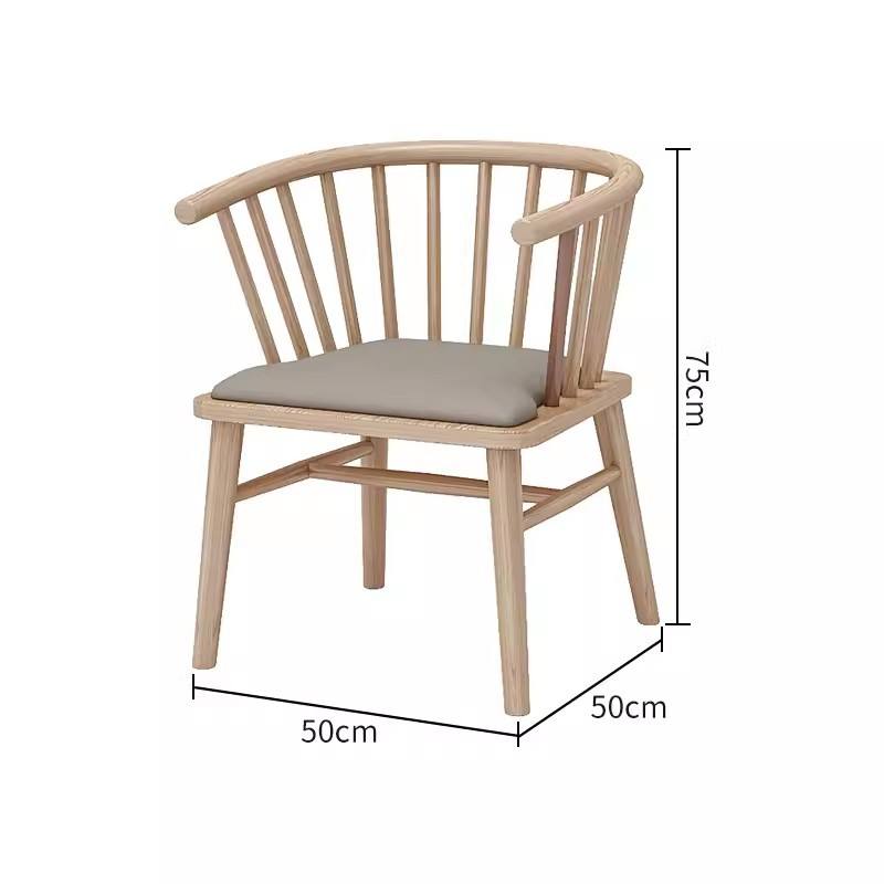 Chaise simple en bois massif