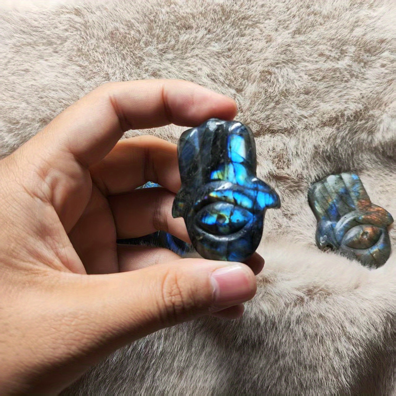 Paume de main en labradorite naturelle - Œil maléfique