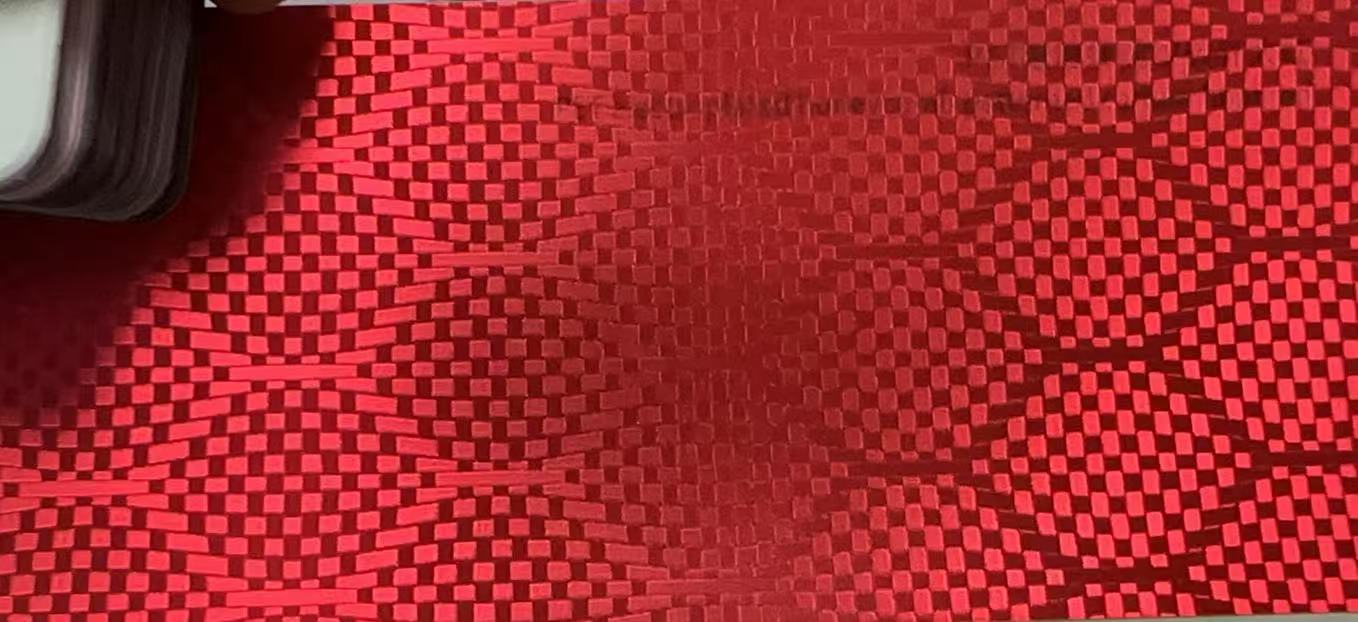 Fibra de carbono roja con patrón de panal electrochapado.