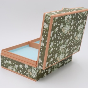 优质化妆品礼品盒书形纸板翻盖礼品盒带镜子和托盘 - Product Image 5