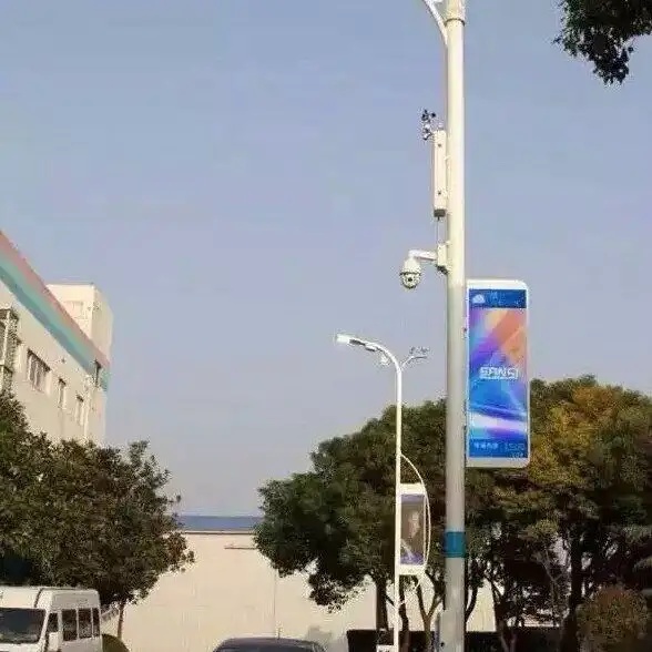 Poteau d'éclairage de rue extérieur, panneaux d'affichage numériques verticaux P4 P5 P6 écran publicitaire LED