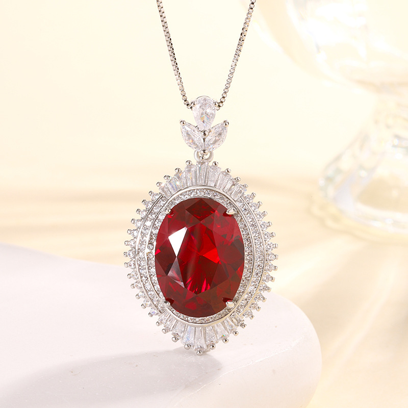 Pendentif corindon rouge avec chaîne