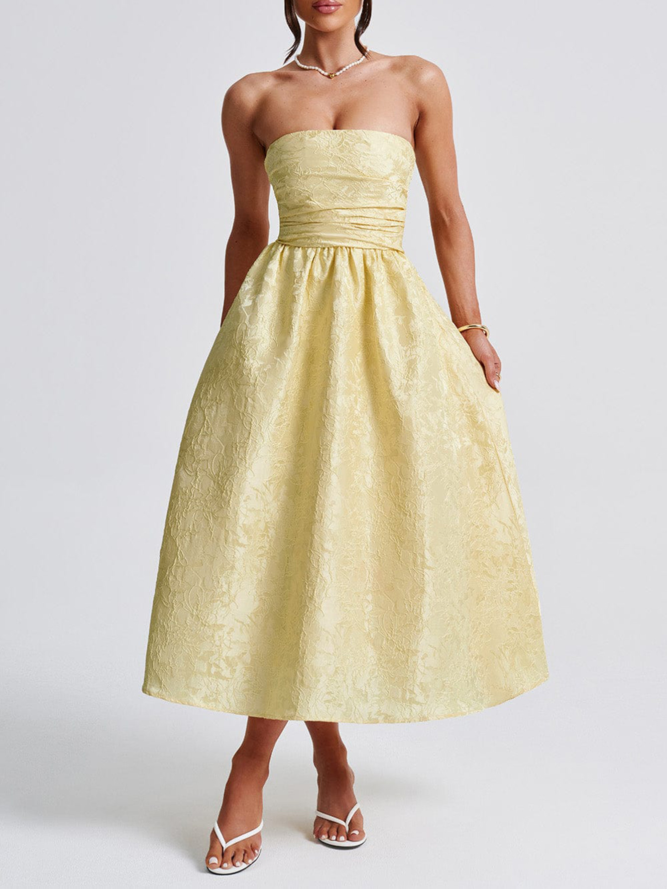 สีเหลืองอ่อน