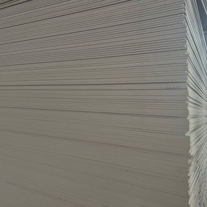 1220x 2440mmホワイトハードPVCフォーム4 * 8ftプラスチックシート<span class=keywords><strong>3mm</strong></span> 4mm 5mm Celukaボード装飾用カスタム切削加工