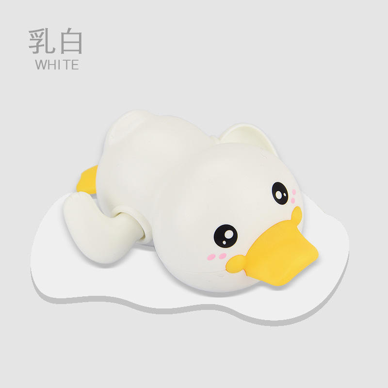 Pato blanco jugando en el agua