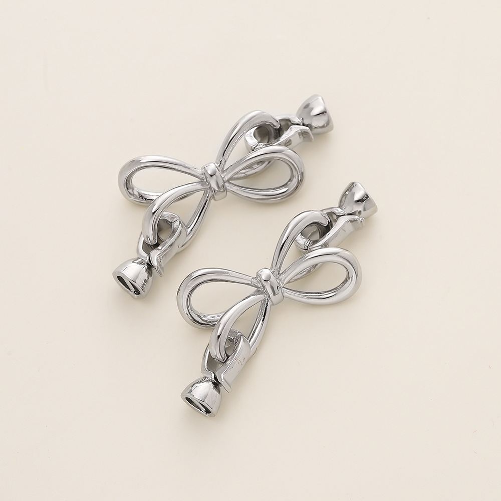 Fermoir de collier nœud en or blanc avec traitement anti-ternissement.