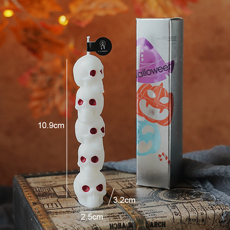 Forma de calavera, aroma a pera inglesa y fresia.