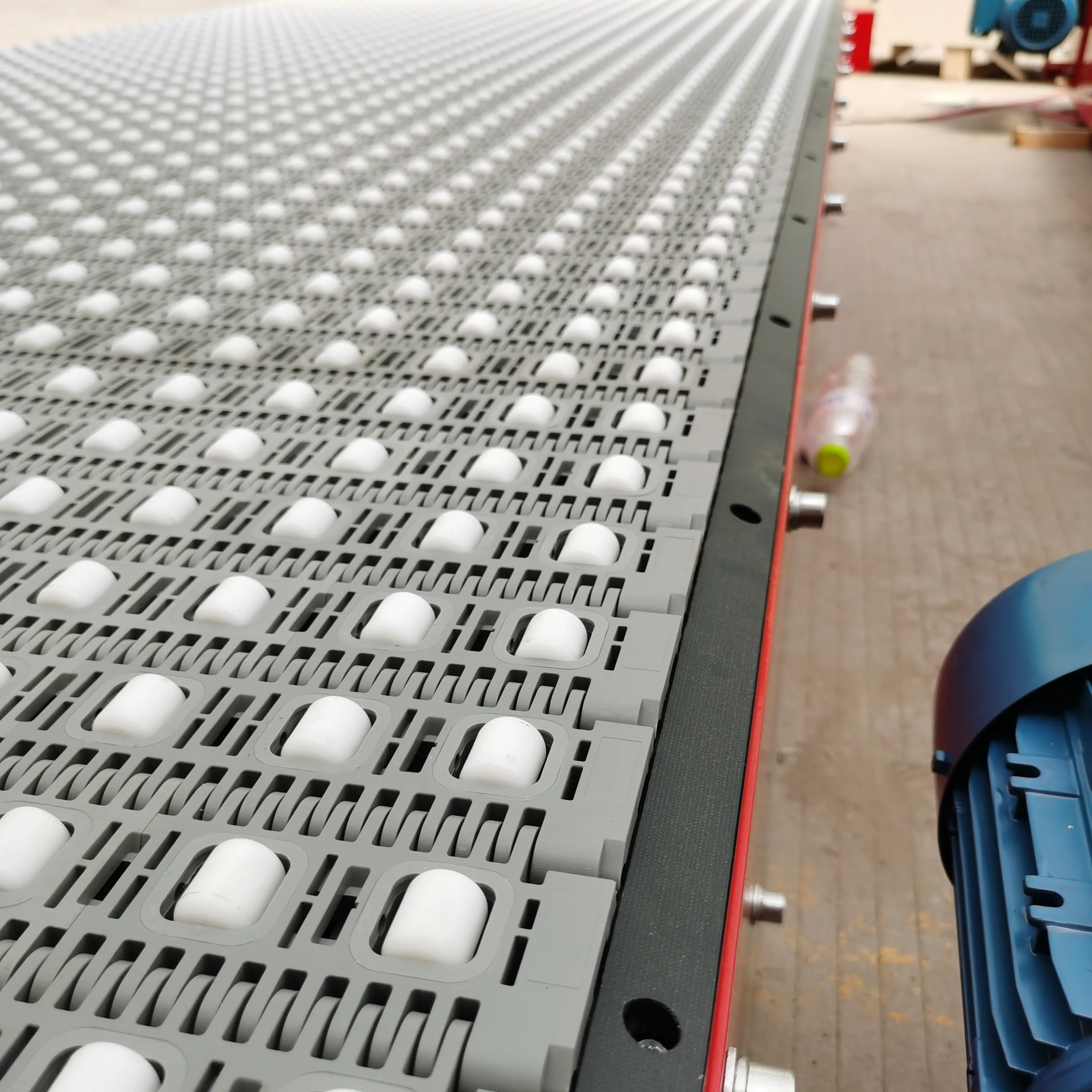 Modüler bant konveyör ile plastik silindirler lastik endüstrisi için taşıma ve sıralama sistemi