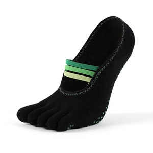 Vente en gros de chaussettes de yoga pour femmes chaussettes à bout complet avec poignées chaussettes antidérapantes à cinq doigts poignée collante antidérapante avec sangle pour la danse