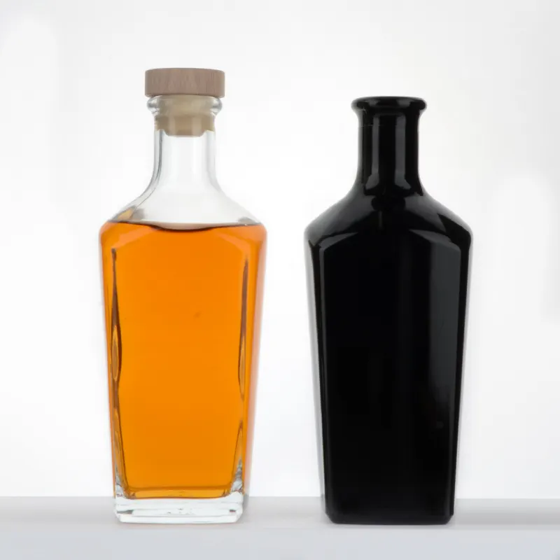 Bottiglia di liquore in vetro Bourbon a forma esotica da 750ml per liquore Vodka Gin