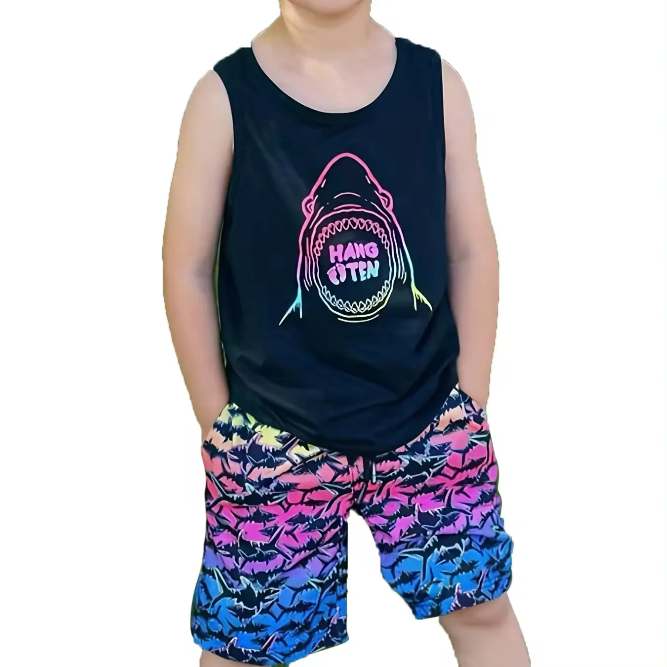新しいスタイルの男の子夏のベストシャツセットノースリーブ漫画プリントTシャツショーツ付き2個子供服セット
