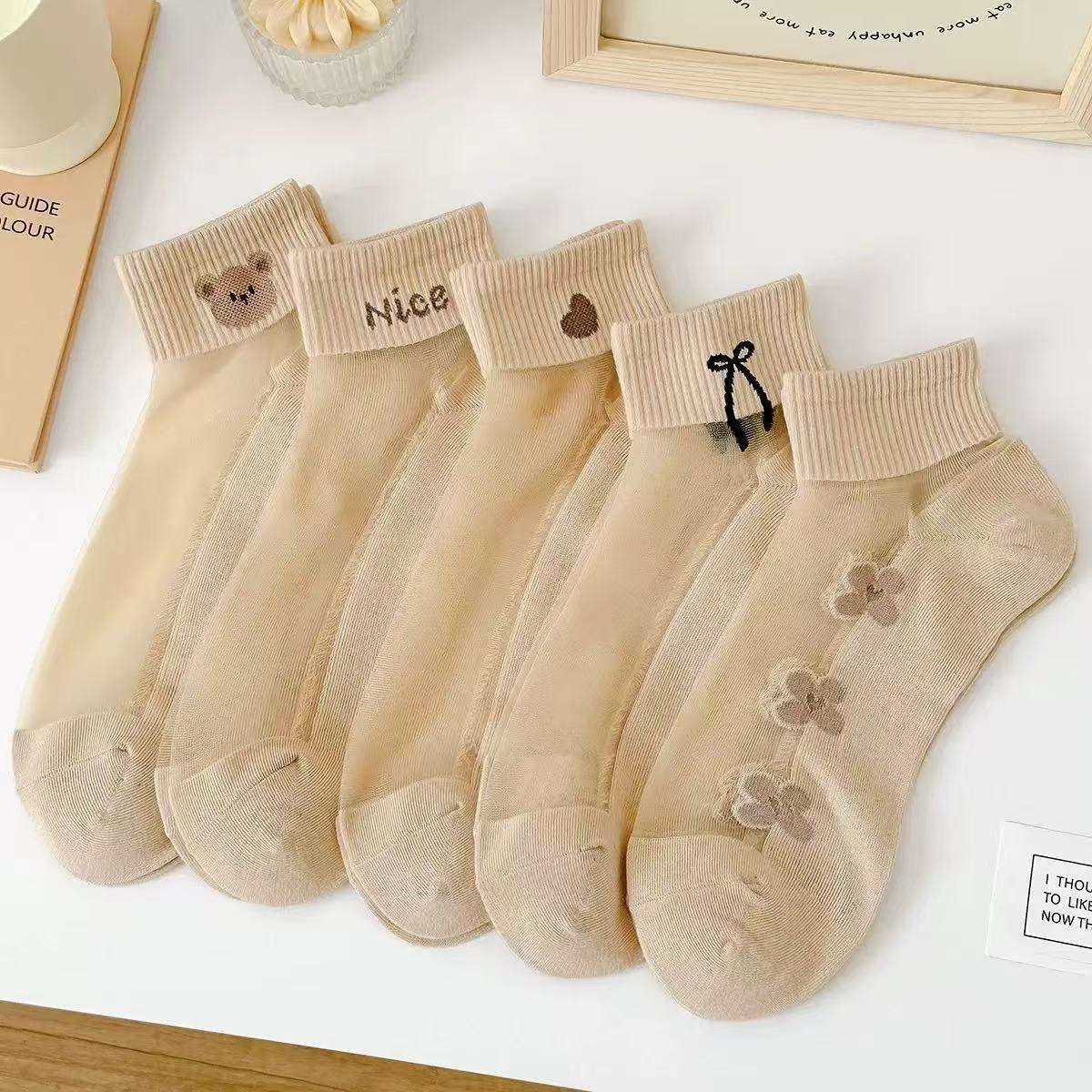 Bas ours couleur chair, couleurs assorties.