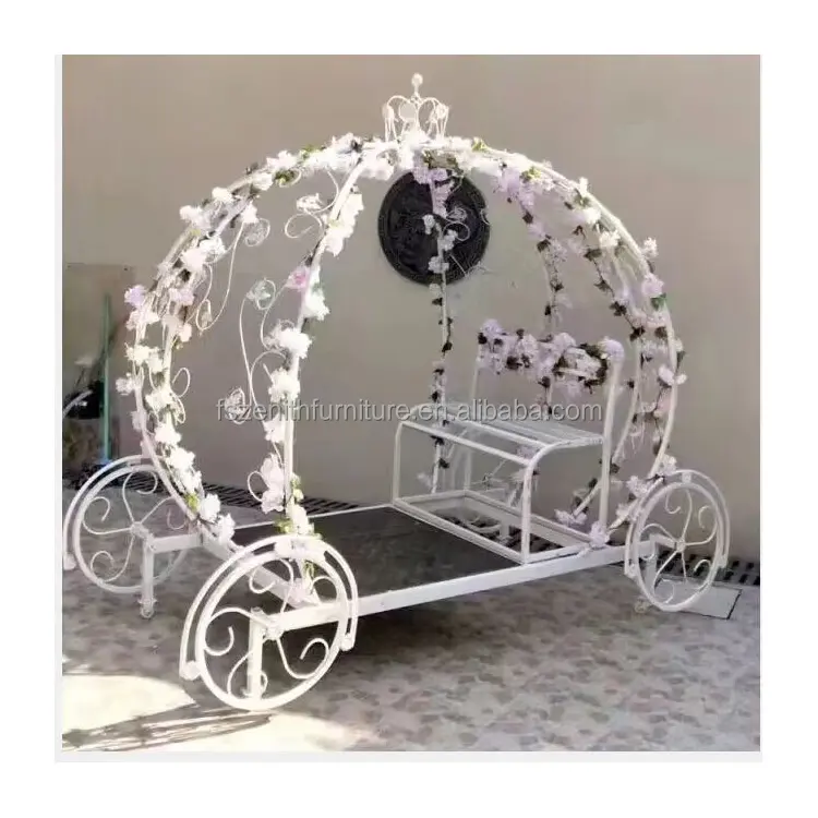 In movimento bianco Festival di festa di nozze carrozza cavalli in ferro decorazione carrello di zucca su ruote per la sposa e lo sposo