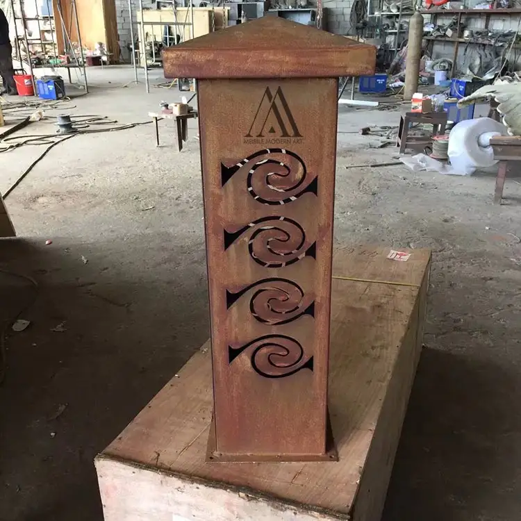 Ngoài trời Vườn bóng đèn Đèn vỏ tùy chỉnh corten thép điêu khắc xoáy bollard ánh sáng