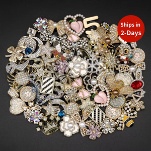 Nhà Máy Tùy Chỉnh Dâu Tây Kim Loại Giày Bow Trang Trí Bán Buôn Thương Hiệu Bling Sang Trọng Màu Hồng Kim Loại Thiết Kế Clog Giày Charms - Product Image 1