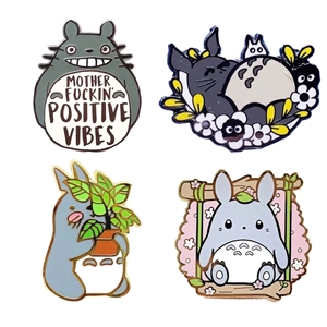 我的邻居龙猫珐琅别针的动画为任何服装定制你的别针随时工厂生产别针增添了一抹魅力