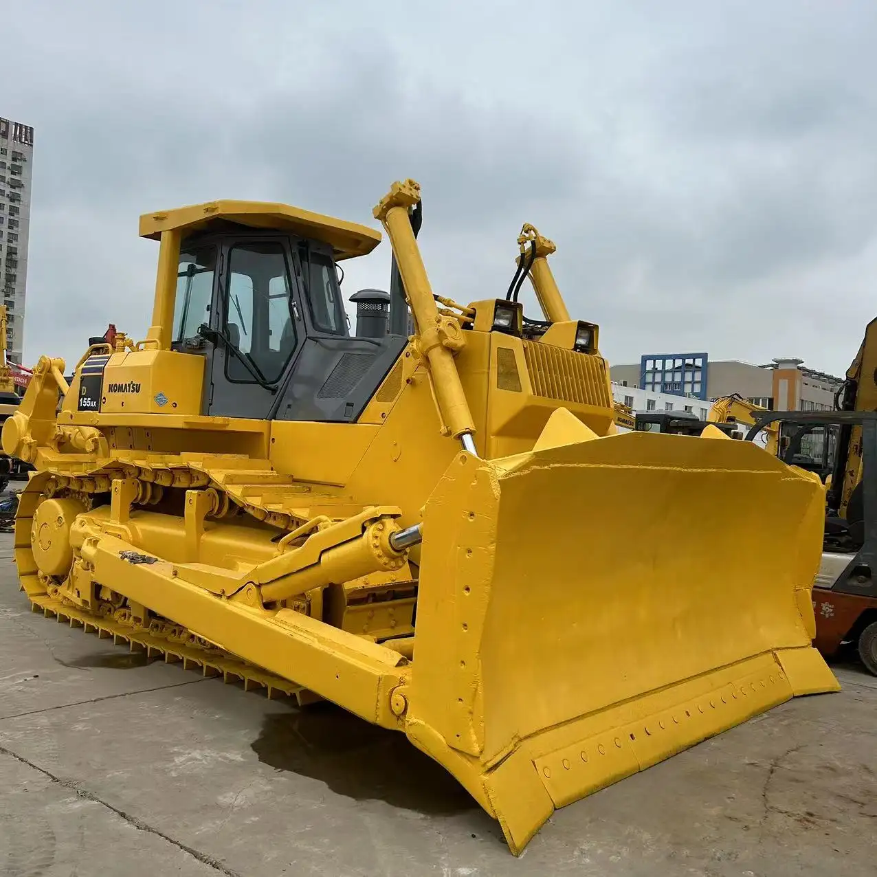 Bulldozer usato in buone condizioni Komatsu D155AX komatsu d155a d155A d65p d85a Bulldozer cingolato con un buon prezzo in vendita