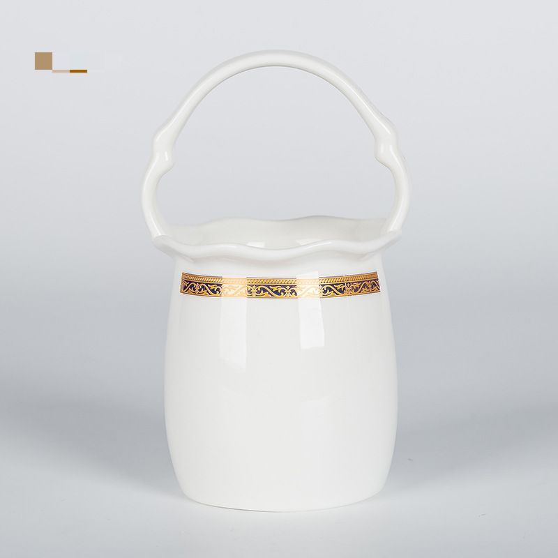 Cesta de flores con borde de oro blanco.