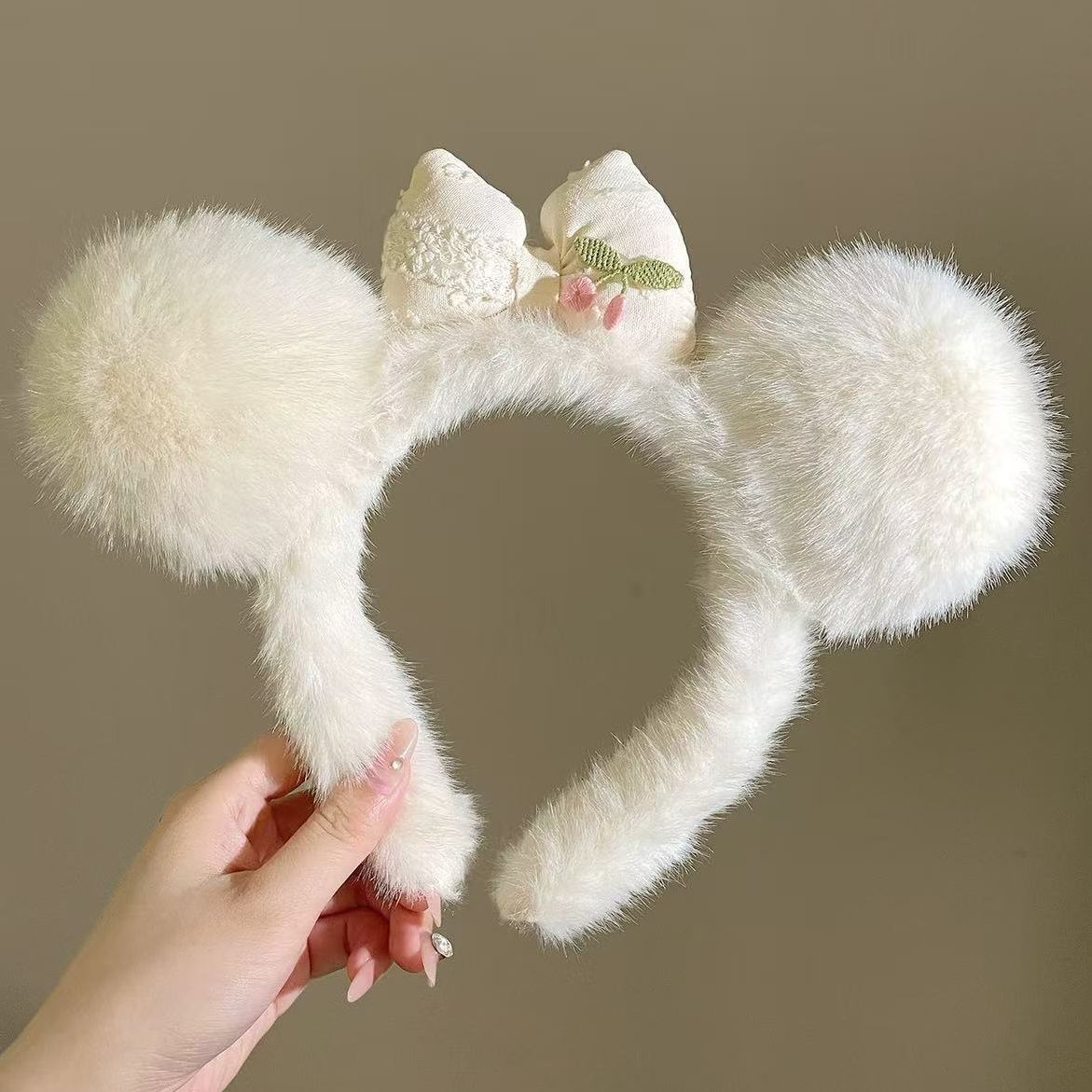 beige bowknot