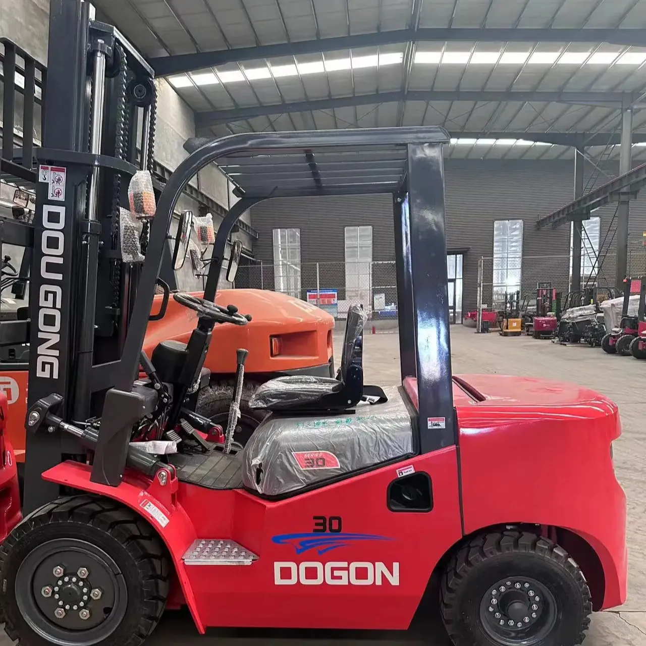 Desain kualitas tinggi dan terbaru forklift diesel 3 ton dengan pengisi daya baterai listrik kendaraan empat roda dibuat di Cina