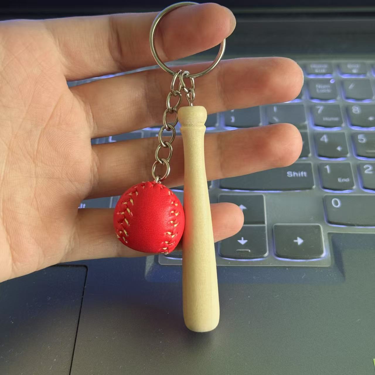 Pelota de 2 cm 2 en 1 con palo de madera rojo de 7,5 cm.