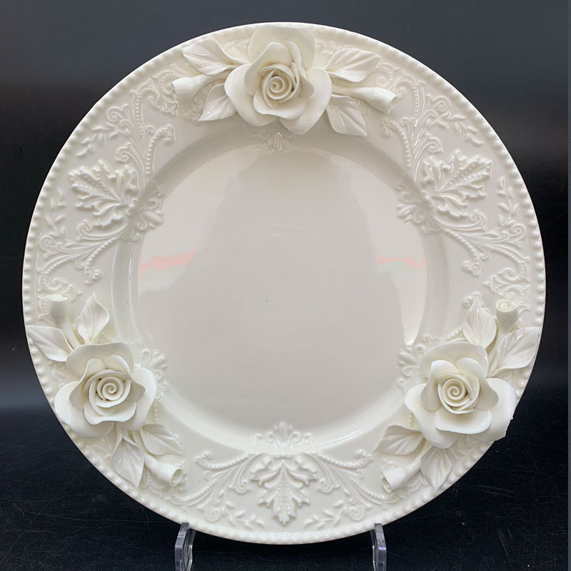 assiette blanche à motif de vagues de 10 pouces