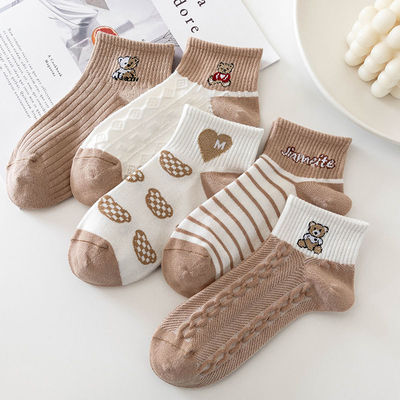Women's ankle socks with a twisted bear design